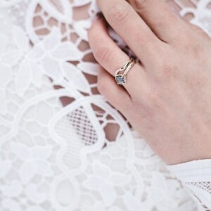 a-close-up-of-the-brides-wedding-ring-and-band Δαχτυλίδι 028