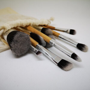 a-group-of-paint-brushes-spill-out-of-a-cream-linen-bag Τσάντα Κρεμ