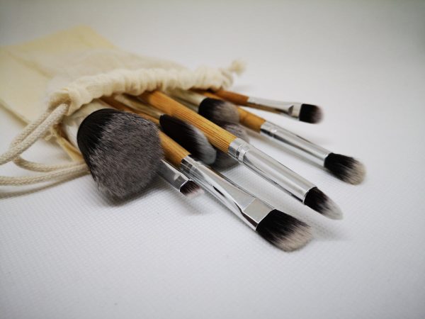 a-group-of-paint-brushes-spill-out-of-a-cream-linen-bag Τσάντα Κρεμ