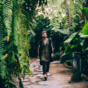 a-man-in-sandals-treads-a-path-through-ferns Σανδάλια 003