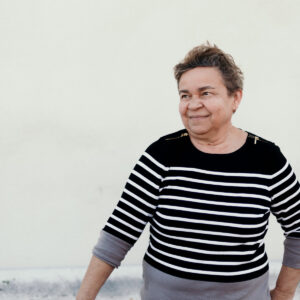 a-mature-woman-in-a-sweater-smiling Πουλόβερ 010