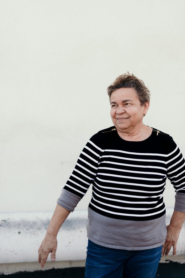 a-mature-woman-in-a-sweater-smiling Πουλόβερ 010