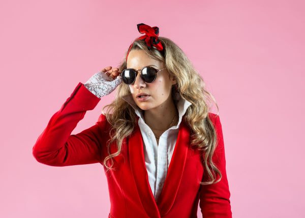 a-model-in-red-suit-jacket-removing-sunglasses Κοστούμι Κόκκινο