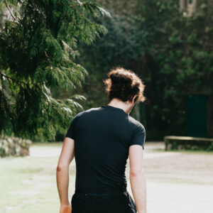 a-person-in-black-shirt-walks-away-from-frame Πουκάμισο Μαύρο 004