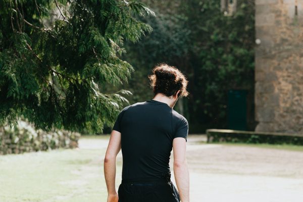 a-person-in-black-shirt-walks-away-from-frame Πουκάμισο Μαύρο 004