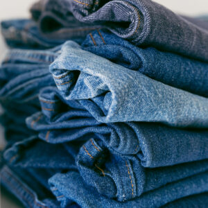 a-pile-of-denim-jeans-in-different-shades-of-blue Τζιν Παντελόνι Μπλε