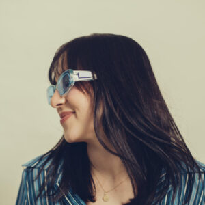 a-profile-of-a-woman-in-blue-tinted-sunglasses Γυαλιά Ηλίου Μπλε 002
