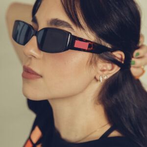 a-profile-of-a-woman-in-bold-black-sunglasses Γυαλιά Ηλίου Μαύρο 008