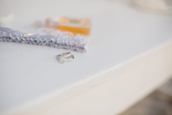 a-set-of-wedding-rings-set-on-white-table Δαχτυλίδια Λευκό