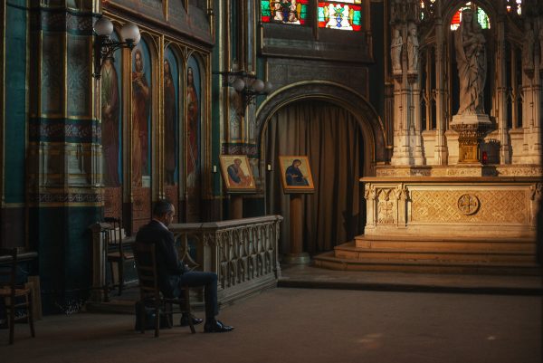 a-solitary-man-in-a-suit-sits-on-a-chair-in-a-baroque-church Κοστούμι 013