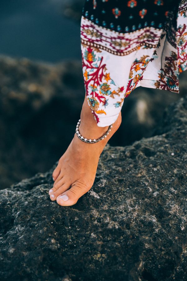 a-tanned-woman-exhibits-anklet-on-rocky-seashore Βραχιόλι Ποδιού 003