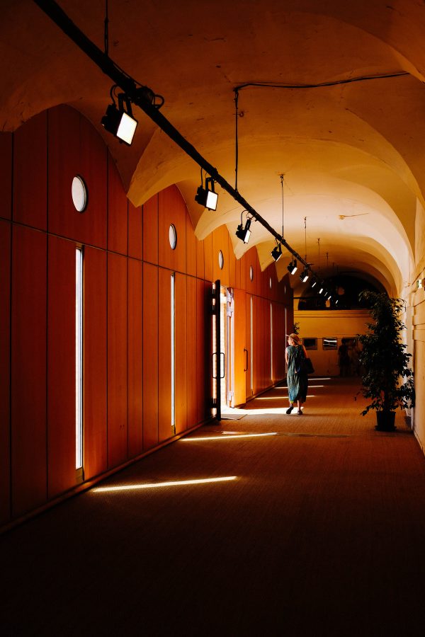 a-woman-in-a-summer-dress-walks-through-a-corridor Φόρεμα Καλοκαιρινό 008