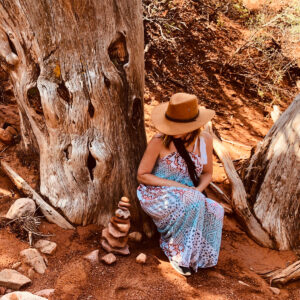 a-woman-in-cowboy-hat-crouches-by-a-tree-in-the-desert Καπέλο 021