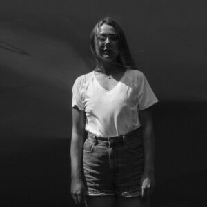 a-woman-wearing-a-white-shirt-and-jean-shorts Πουκάμισο Λευκό 037