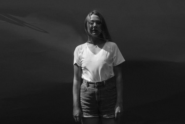a-woman-wearing-a-white-shirt-and-jean-shorts Πουκάμισο Λευκό 037