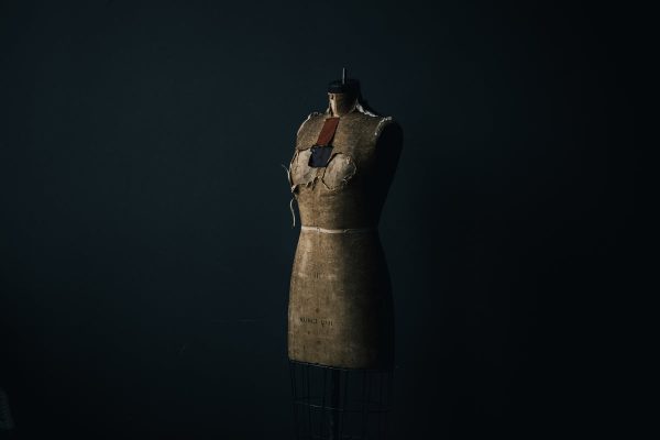 aging-dress-form-in-dark-room Φόρεμα 034