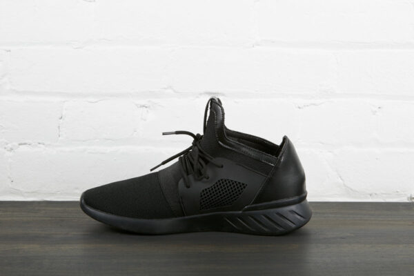 all-black-sneaker-right-foot Sneakers Μαύρο