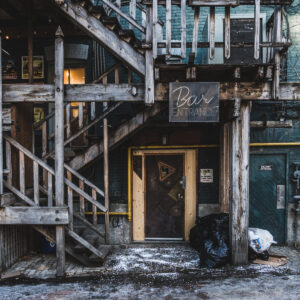alley-entrance-to-a-bar-with-trash-bags-piled-near-the-door Τσάντες