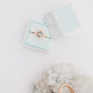 an-engagment-ring-sits-in-a-blue-box Δαχτυλίδι Μπλε 002