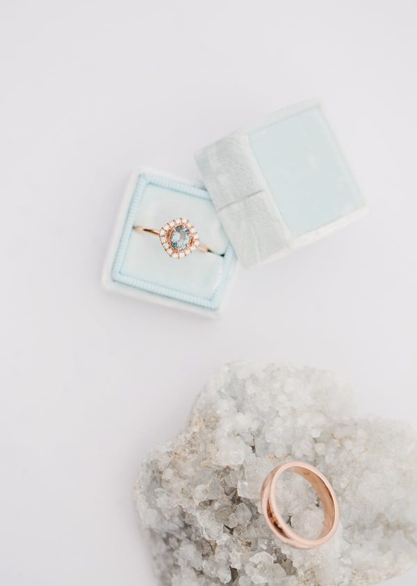 an-engagment-ring-sits-in-a-blue-box Δαχτυλίδι Μπλε 002