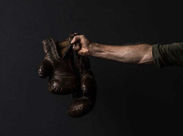 antique-boxing-gloves-in-hand Γάντια 004
