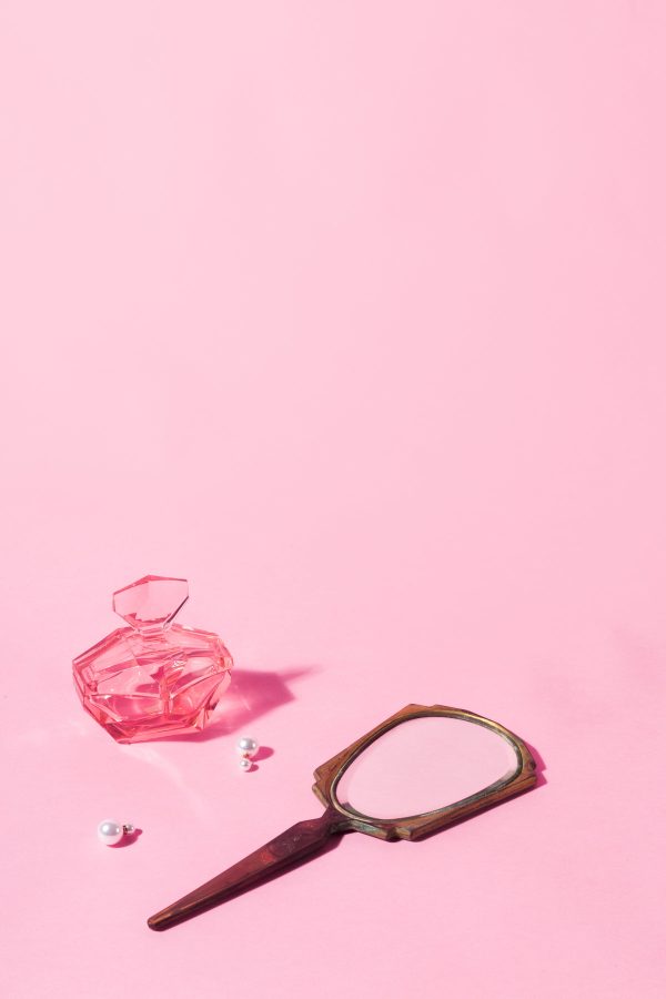 antique-mirror-with-perfume-and-earrings Σκουλαρίκια 009