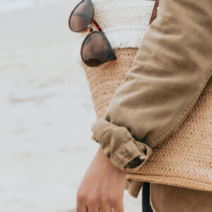 arm-resting-on-a-wicker-beach-bag-with-sunglasses-on-it Τσάντα 027