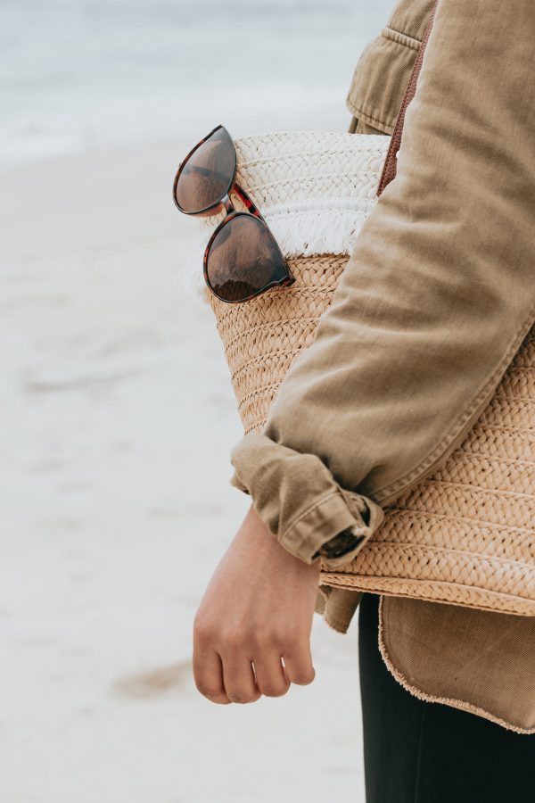 arm-resting-on-a-wicker-beach-bag-with-sunglasses-on-it Τσάντα 027