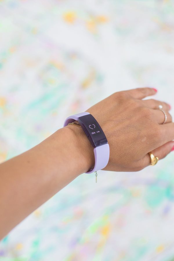 arm-with-a-smart-watch-on-wrist Ρολόι 022