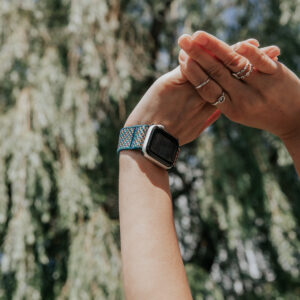 arms-reach-up-with-a-smart-watch-on Ρολόι 028