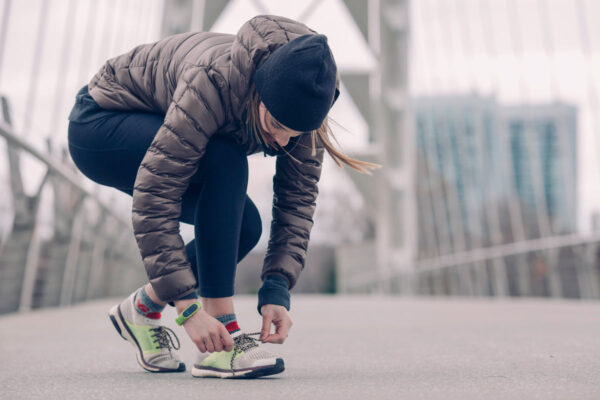 athlete-tying-running-shoes Παπούτσια για Τρέξιμο