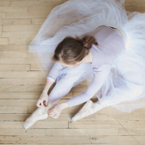 ballet-dancer-ties-up-slippers Παντόφλες 004