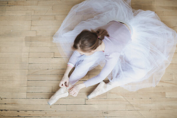 ballet-dancer-ties-up-slippers Παντόφλες 004