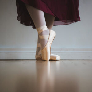 ballet-in-red-skirt-with-toe-shoes Φούστα Κόκκινο