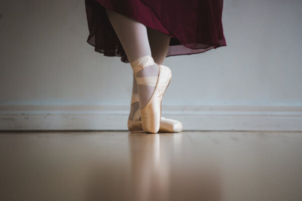ballet-in-red-skirt-with-toe-shoes Φούστα Κόκκινο