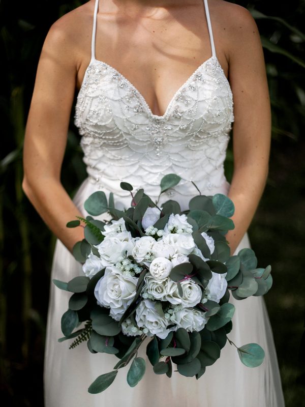 beaded-wedding-dress-with-white-bouquet Φόρεμα Λευκό 004