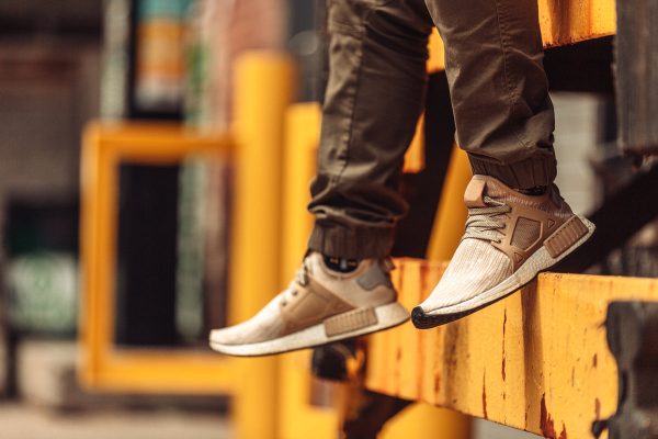 beige-trainers-in-front-of-yellow-beam Αθλητικά Παπούτσια Μπεζ 003