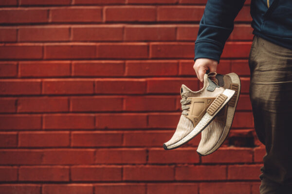 beige-trainers-in-hands Αθλητικά Παπούτσια Μπεζ 002