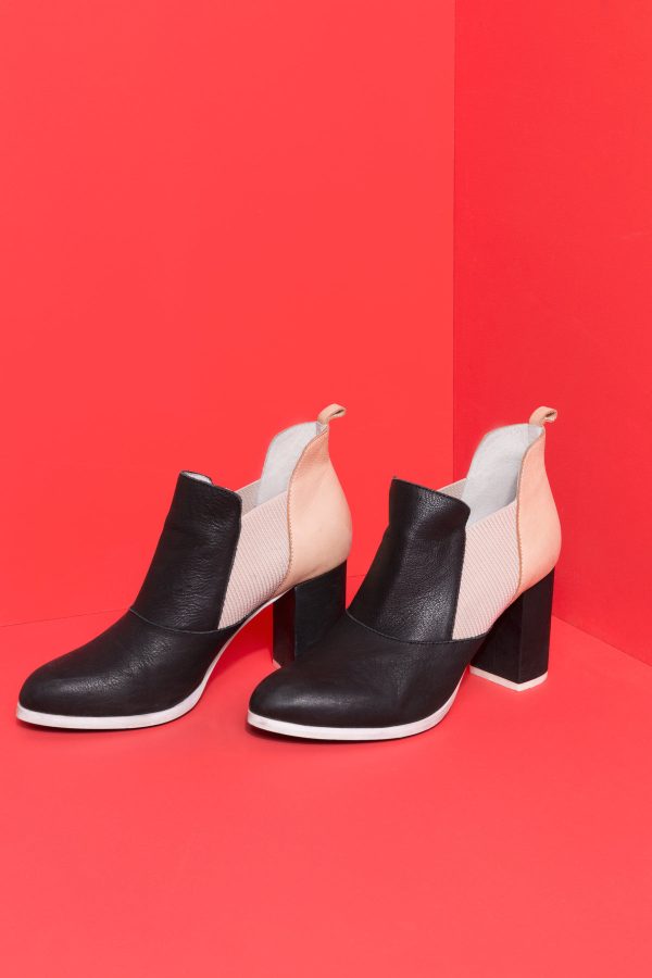 black-and-nude-boots-on-red Μπότες Μαύρο