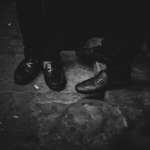 black-and-white-photo-of-shoes-outside Παπούτσια Μαύρο 004