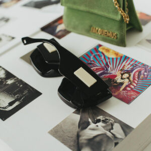 black-bold-sunglasses-on-a-large-book-with-photos Γυαλιά Ηλίου Μαύρο 004