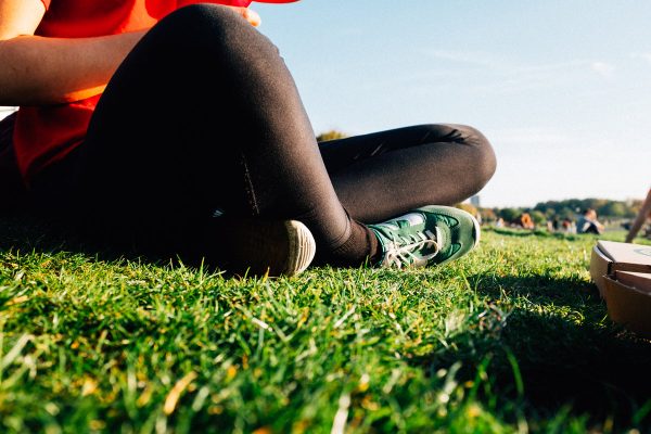 black-leggings-and-green-sneakers-in-a-summery-park Κολάν Μαύρο