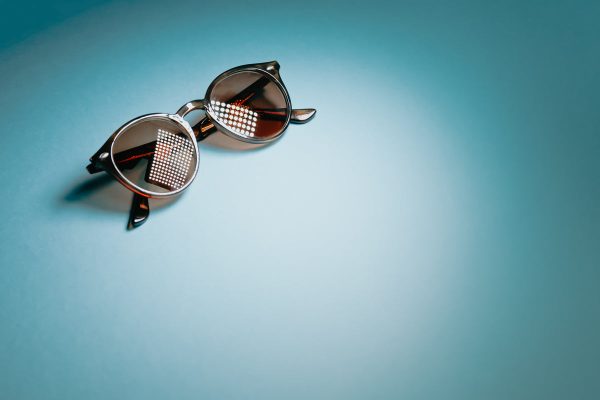 black-round-sunglasses-on-top-left-of-blue-background Γυαλιά Ηλίου Μαύρο 016