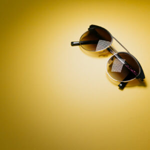 black-round-sunglasses-on-top-right-of-yellow-background Γυαλιά Ηλίου Μαύρο 015