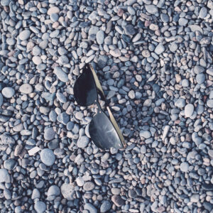 black-sunglasses-in-a-pile-of-grey-stones Γυαλιά Ηλίου Μαύρο 002