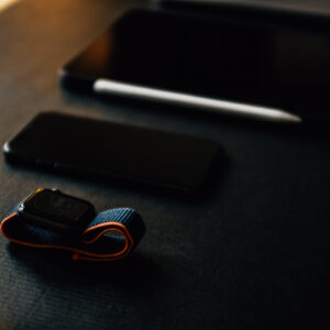 black-table-with-a-smart-watch-cell-phone-and-tablet Ρολόι Μαύρο 002