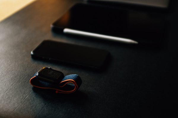 black-table-with-a-smart-watch-cell-phone-and-tablet Ρολόι Μαύρο 002