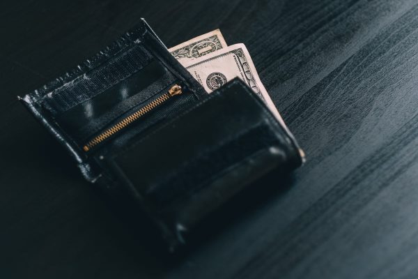 black-wallet-with-money-on-a-grey-wood-grain-surface Πορτοφόλι Μαύρο