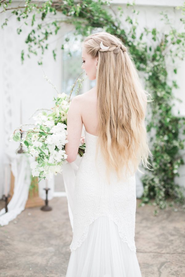 blond-person-in-a-white-dress-holds-a-large-bouquet-of-flowers Φόρεμα Λευκό 011