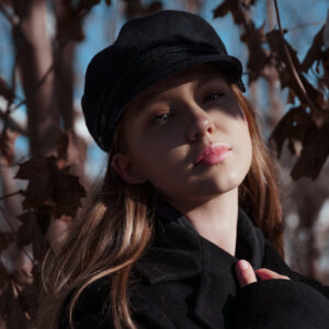 blond-woman-in-black-cap Καπέλο Jockey Μαύρο